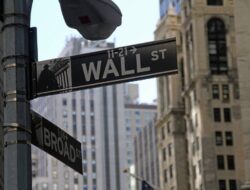 Nasdaq dan S&P 500 Melemah, Saham Pertahanan Cetak Rekor Baru